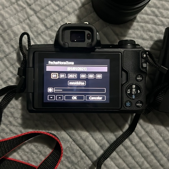 Canon - EOS R100 4K Video Mirrorless Camera - Picture 3 of 5